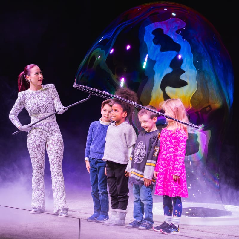 Floating soap bubbles performance